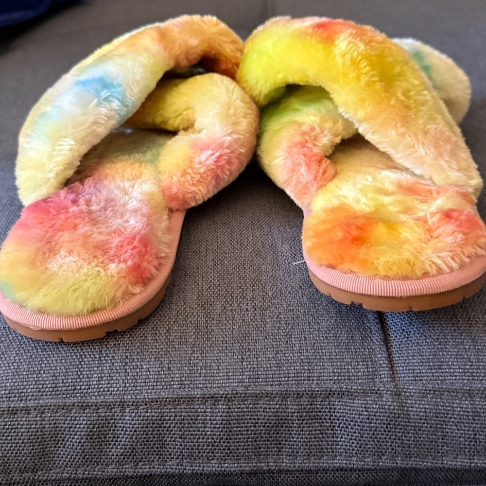 NWOT Woman’s Tie Dye Cross Band Faux Fur Slippers. Size 11.5-12. - Picture 4 of 6